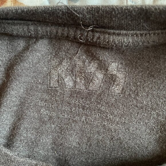 ✨3/$20✨ Kiss Graphic Tee - Picture 2 of 2